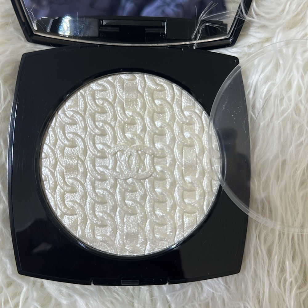 CHANEL Highlighter in Pearly White - Picture 4 of 6